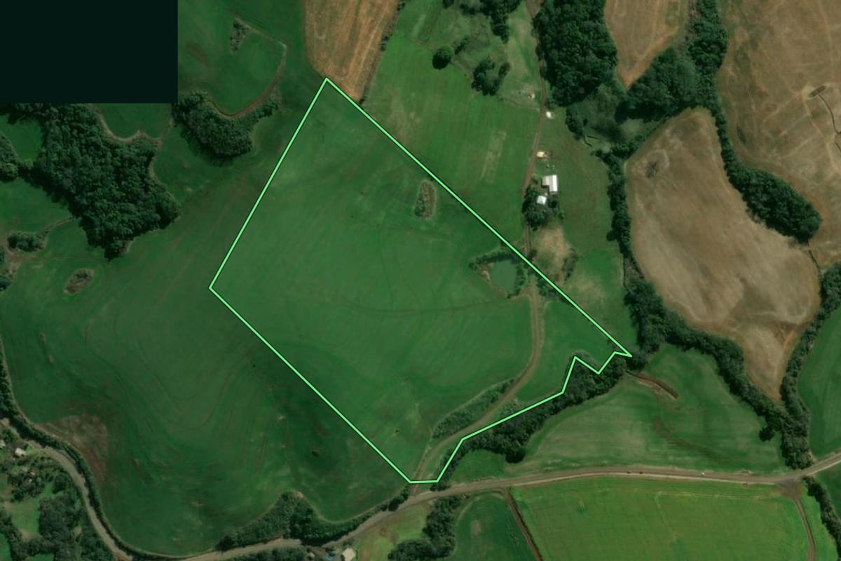 Imagem de satélite do imóvel rural em Ouro Verde (SC), com o contorno declarado no CAR desenhado por cima.