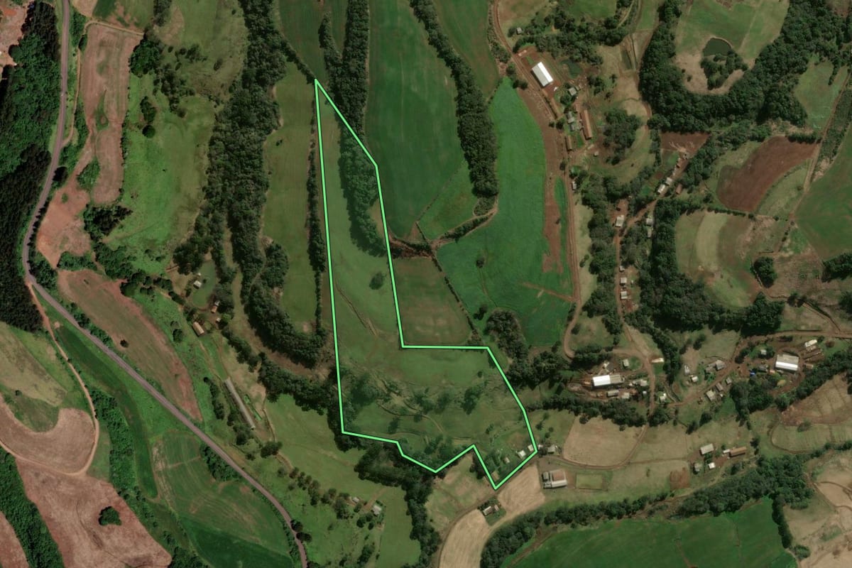Imagem de satélite do imóvel rural em Ouro Verde (SC), com o contorno declarado no CAR desenhado por cima.