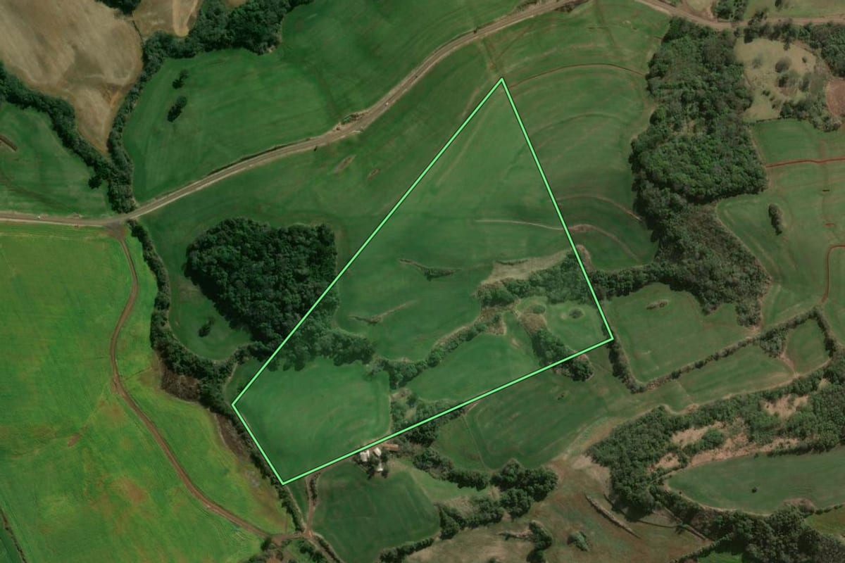 Imagem de satélite do imóvel rural em Ouro Verde (SC), com o contorno declarado no CAR desenhado por cima.
