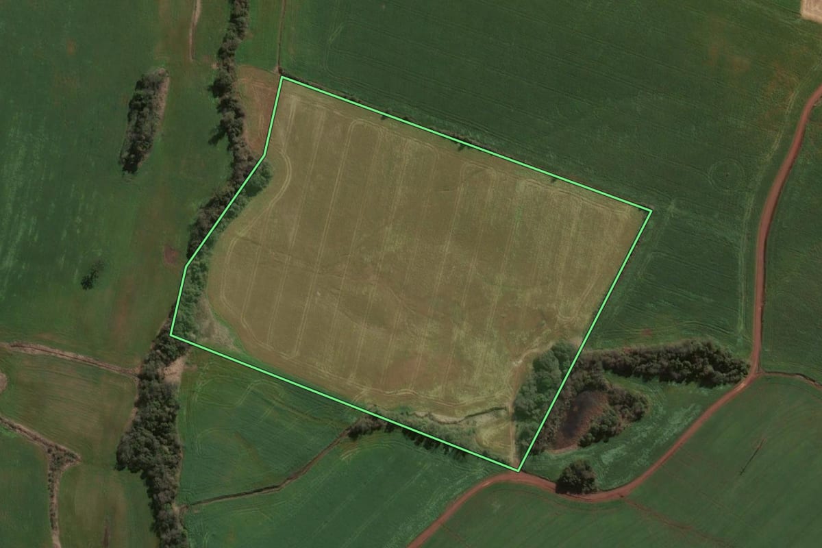 Imagem de satélite do imóvel rural em Ouro Verde (SC), com o contorno declarado no CAR desenhado por cima.