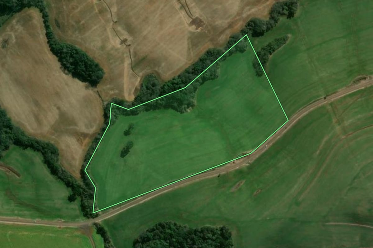 Imagem de satélite do imóvel rural em Ouro Verde (SC), com o contorno declarado no CAR desenhado por cima.