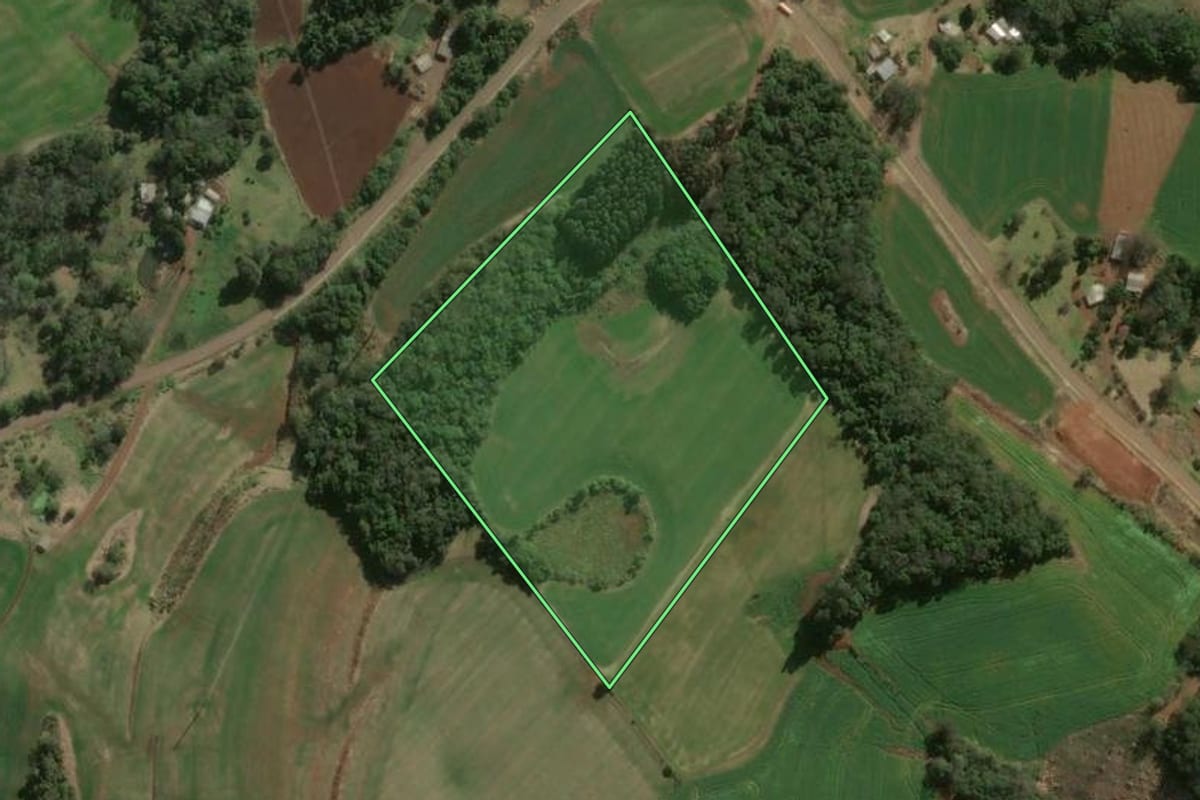 Imagem de satélite do imóvel rural em Ouro Verde (SC), com o contorno declarado no CAR desenhado por cima.
