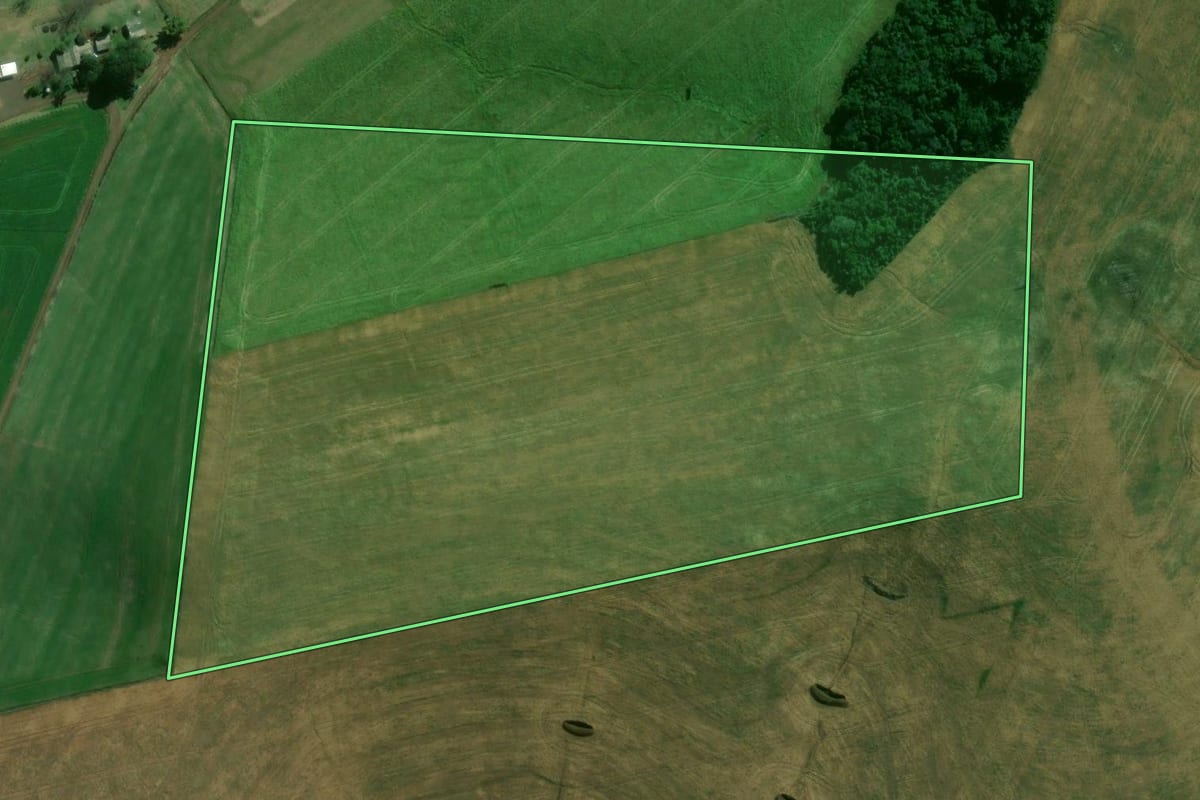 Imagem de satélite do imóvel rural em Ouro Verde (SC), com o contorno declarado no CAR desenhado por cima.