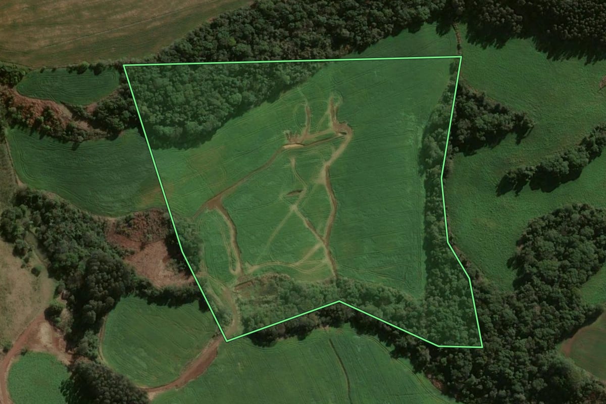 Imagem de satélite do imóvel rural em Ouro Verde (SC), com o contorno declarado no CAR desenhado por cima.