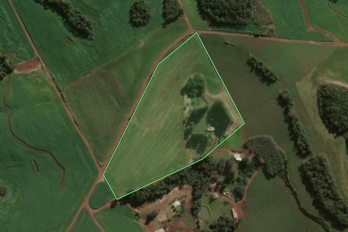Imagem de satélite do imóvel rural em Ouro Verde (SC), com o contorno declarado no CAR desenhado por cima.