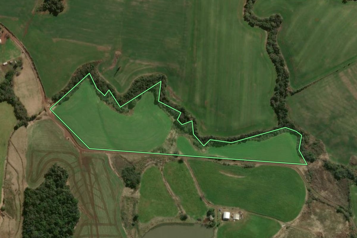 Imagem de satélite do imóvel rural em Ouro Verde (SC), com o contorno declarado no CAR desenhado por cima.