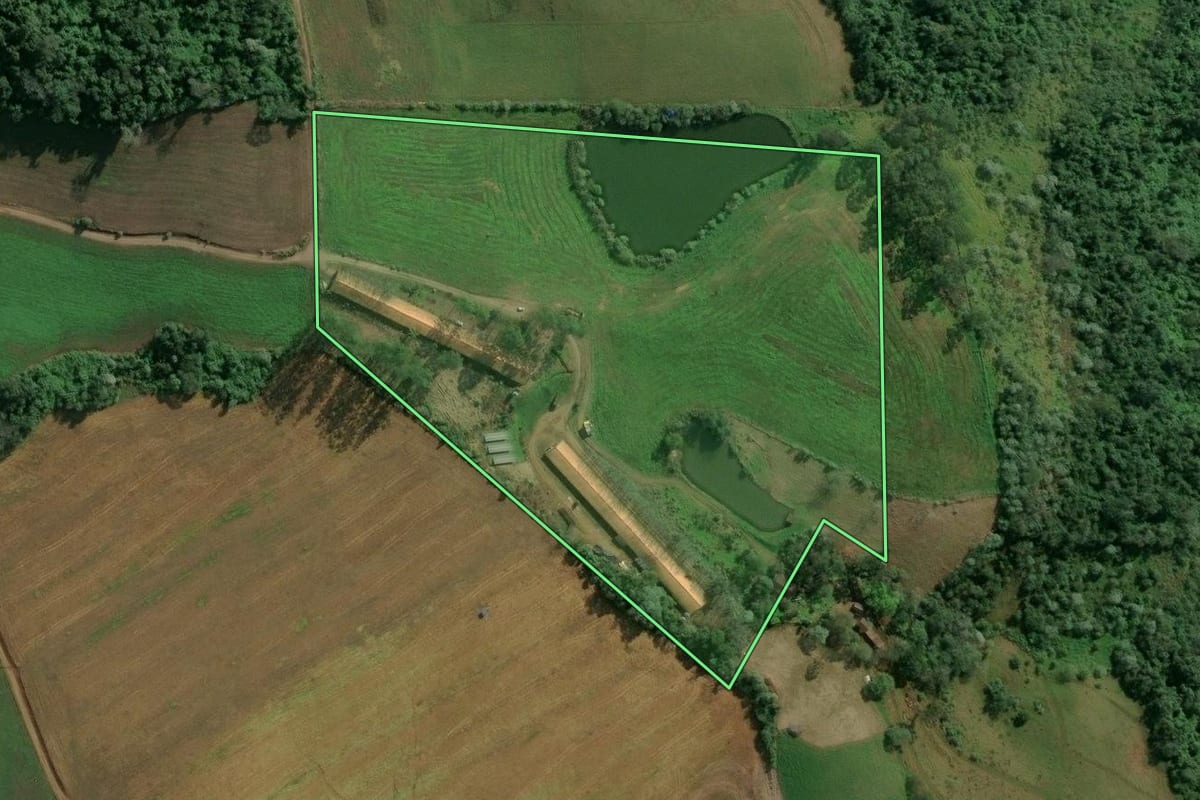 Imagem de satélite do imóvel rural em Paial (SC), com o contorno declarado no CAR desenhado por cima.