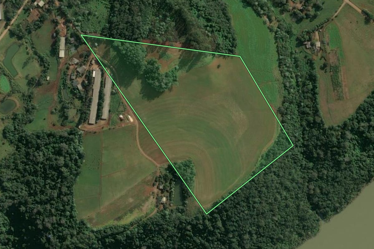Imagem de satélite do imóvel rural em Paial (SC), com o contorno declarado no CAR desenhado por cima.