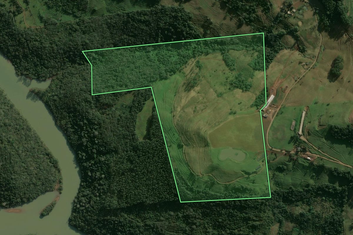 Imagem de satélite do imóvel rural em Paial (SC), com o contorno declarado no CAR desenhado por cima.