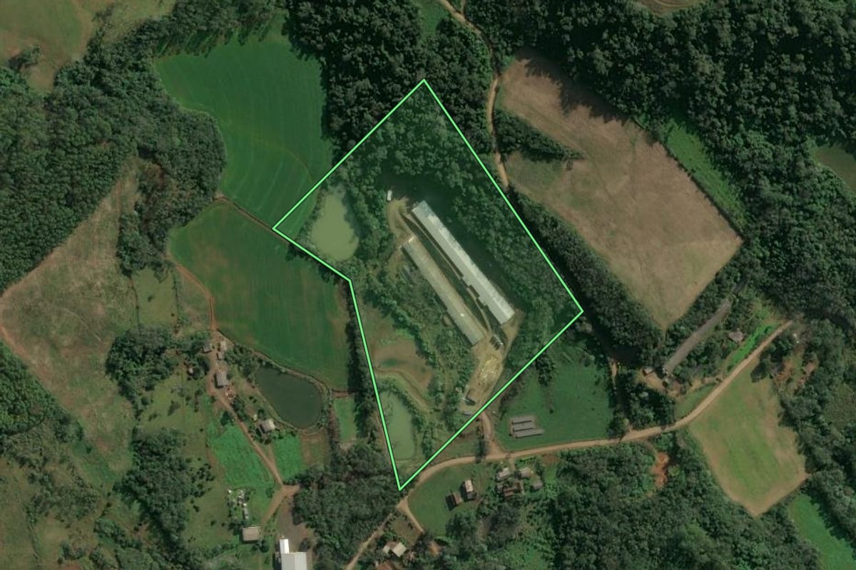 Imagem de satélite do imóvel rural em Paial (SC), com o contorno declarado no CAR desenhado por cima.