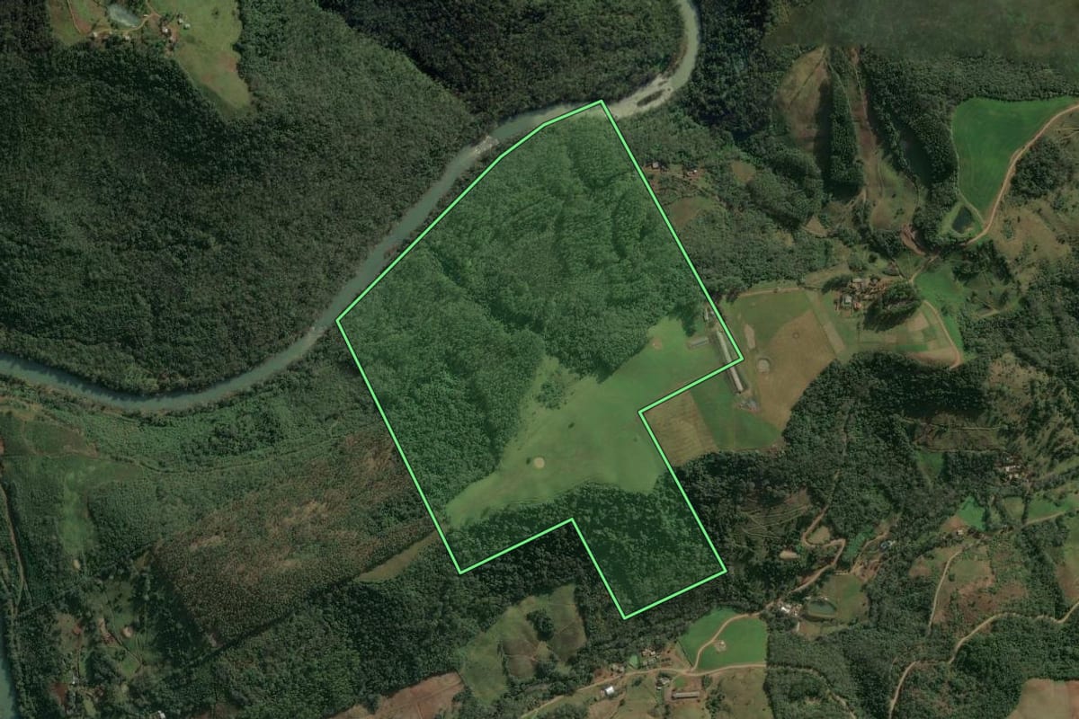 Imagem de satélite do imóvel rural em Paial (SC), com o contorno declarado no CAR desenhado por cima.