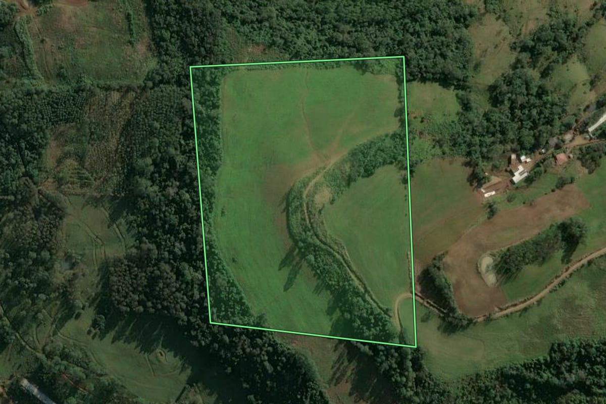 Imagem de satélite do imóvel rural em Paial (SC), com o contorno declarado no CAR desenhado por cima.