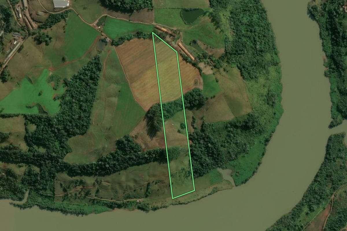 Imagem de satélite do imóvel rural em Paial (SC), com o contorno declarado no CAR desenhado por cima.