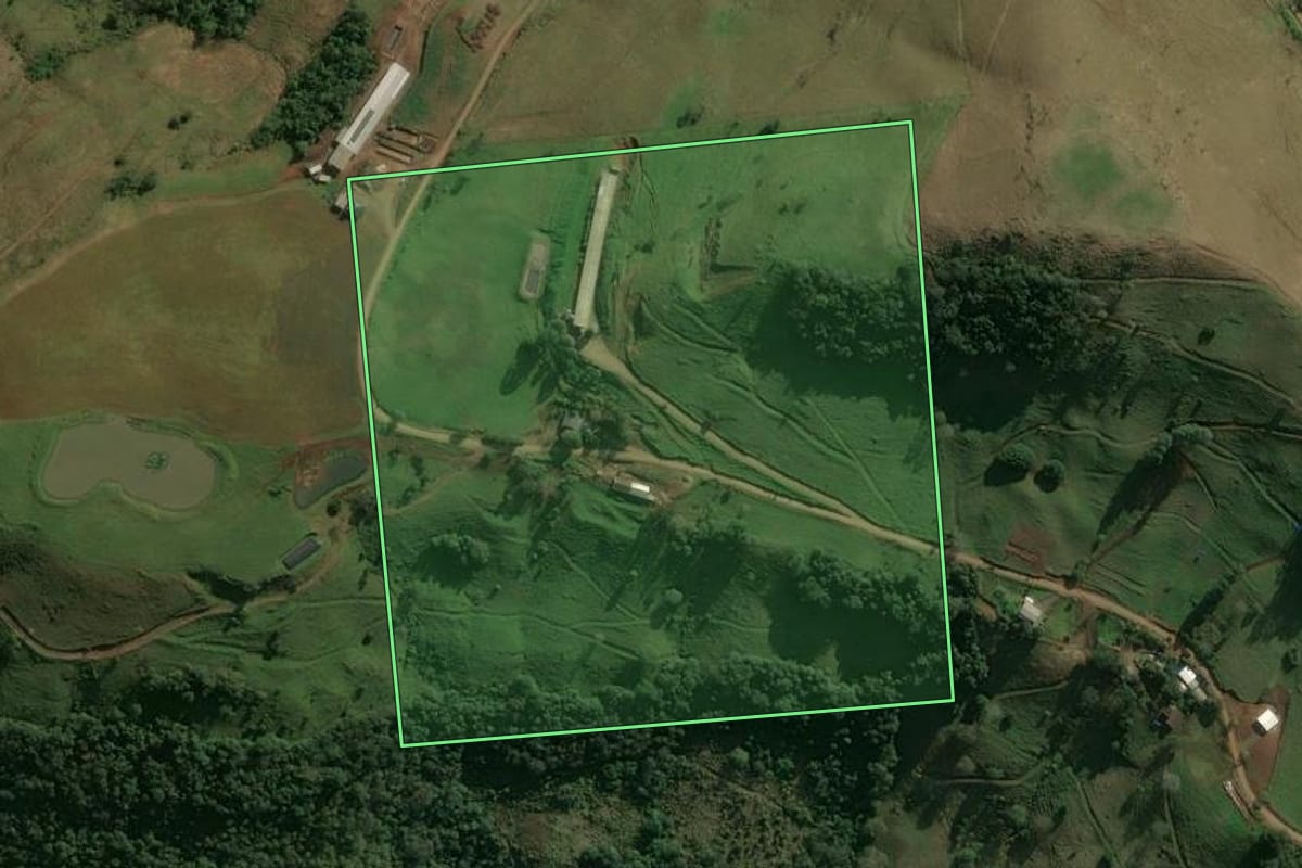 Imagem de satélite do imóvel rural em Paial (SC), com o contorno declarado no CAR desenhado por cima.