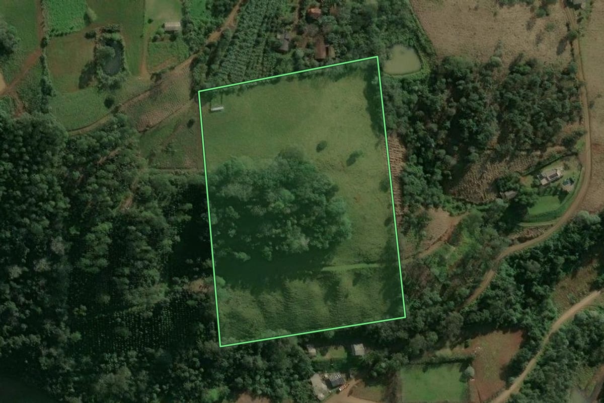Imagem de satélite do imóvel rural em Paial (SC), com o contorno declarado no CAR desenhado por cima.