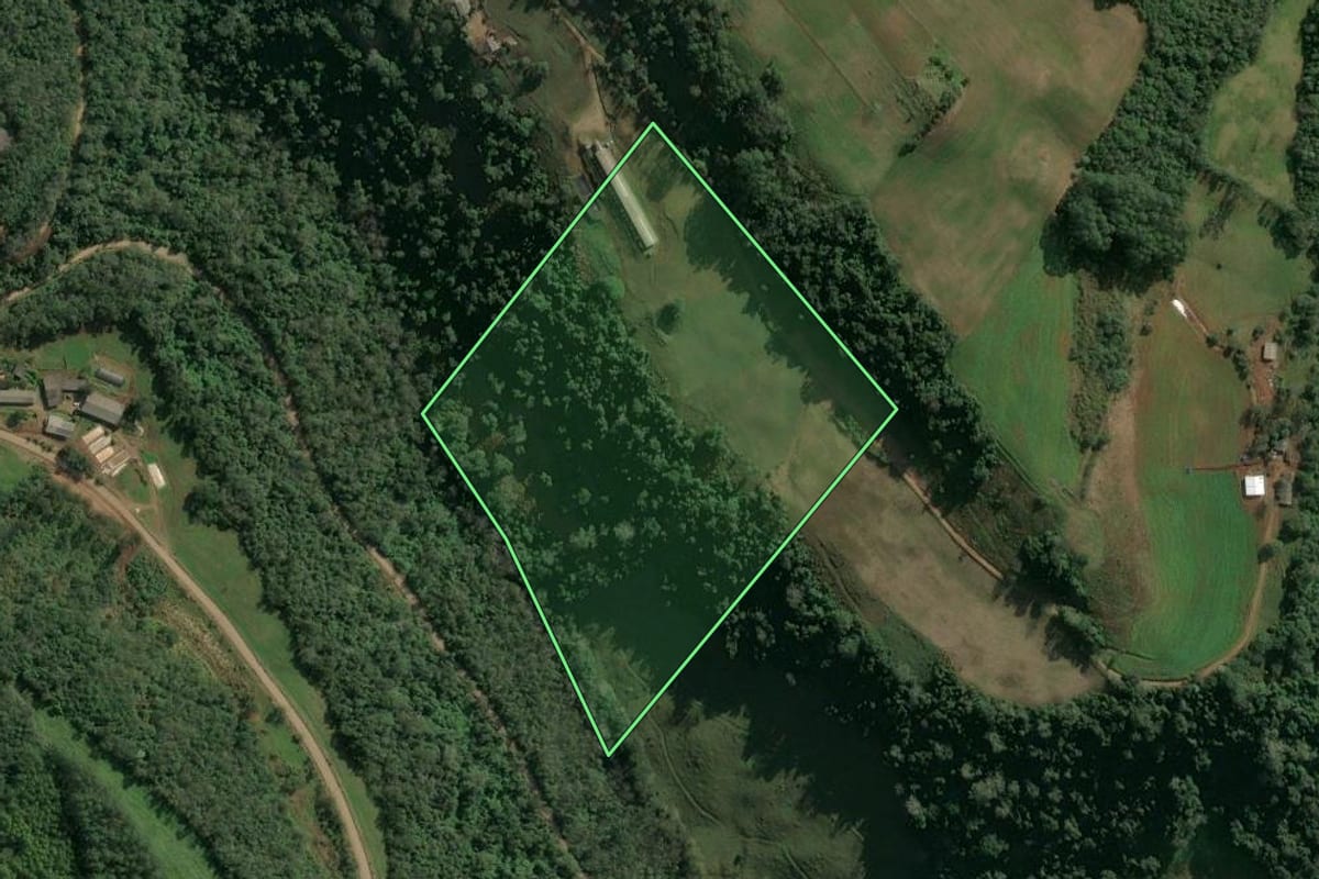 Imagem de satélite do imóvel rural em Paial (SC), com o contorno declarado no CAR desenhado por cima.