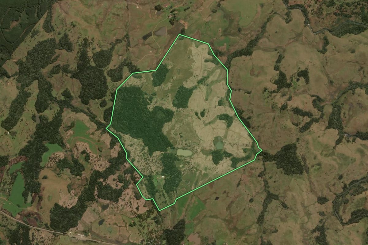 Imagem de satélite do imóvel rural em Painel (SC), com o contorno declarado no CAR desenhado por cima.