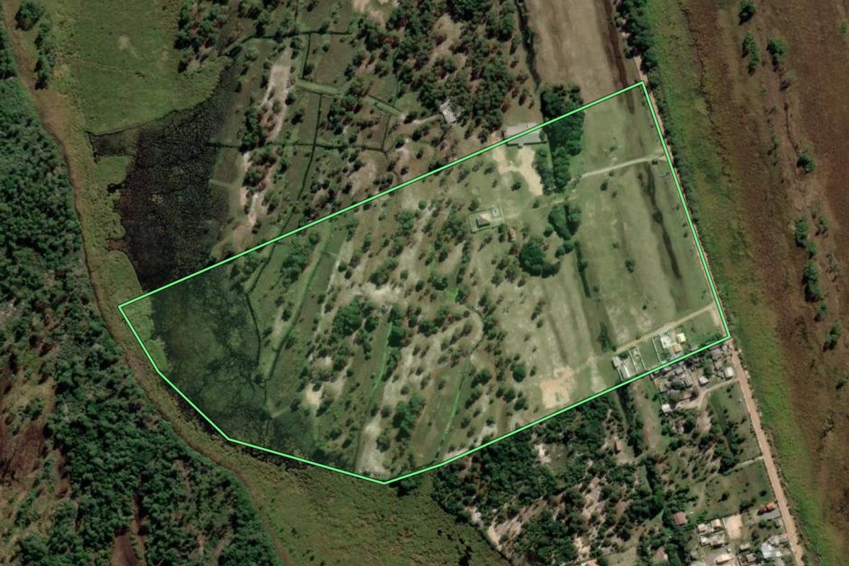 Imagem de satélite do imóvel rural em Palhoça (SC), com o contorno declarado no CAR desenhado por cima.