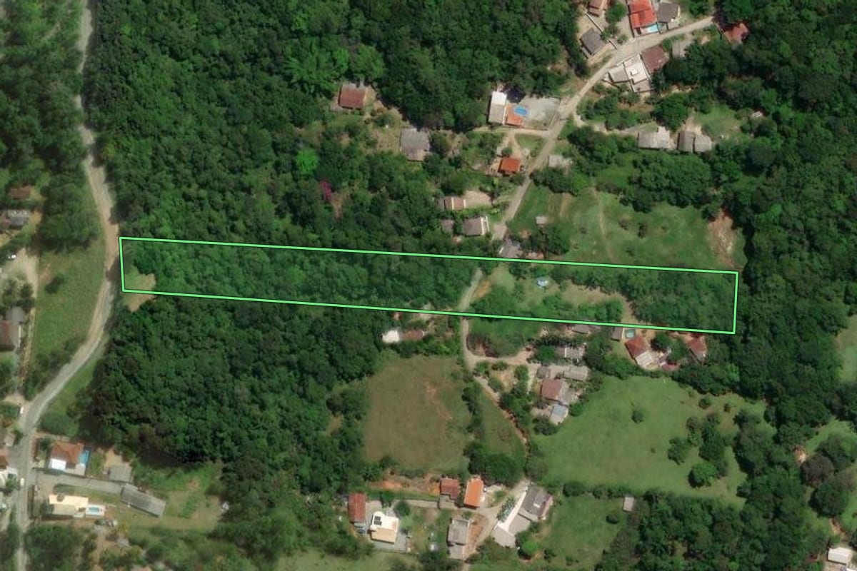 Imagem de satélite do imóvel rural em Palhoça (SC), com o contorno declarado no CAR desenhado por cima.