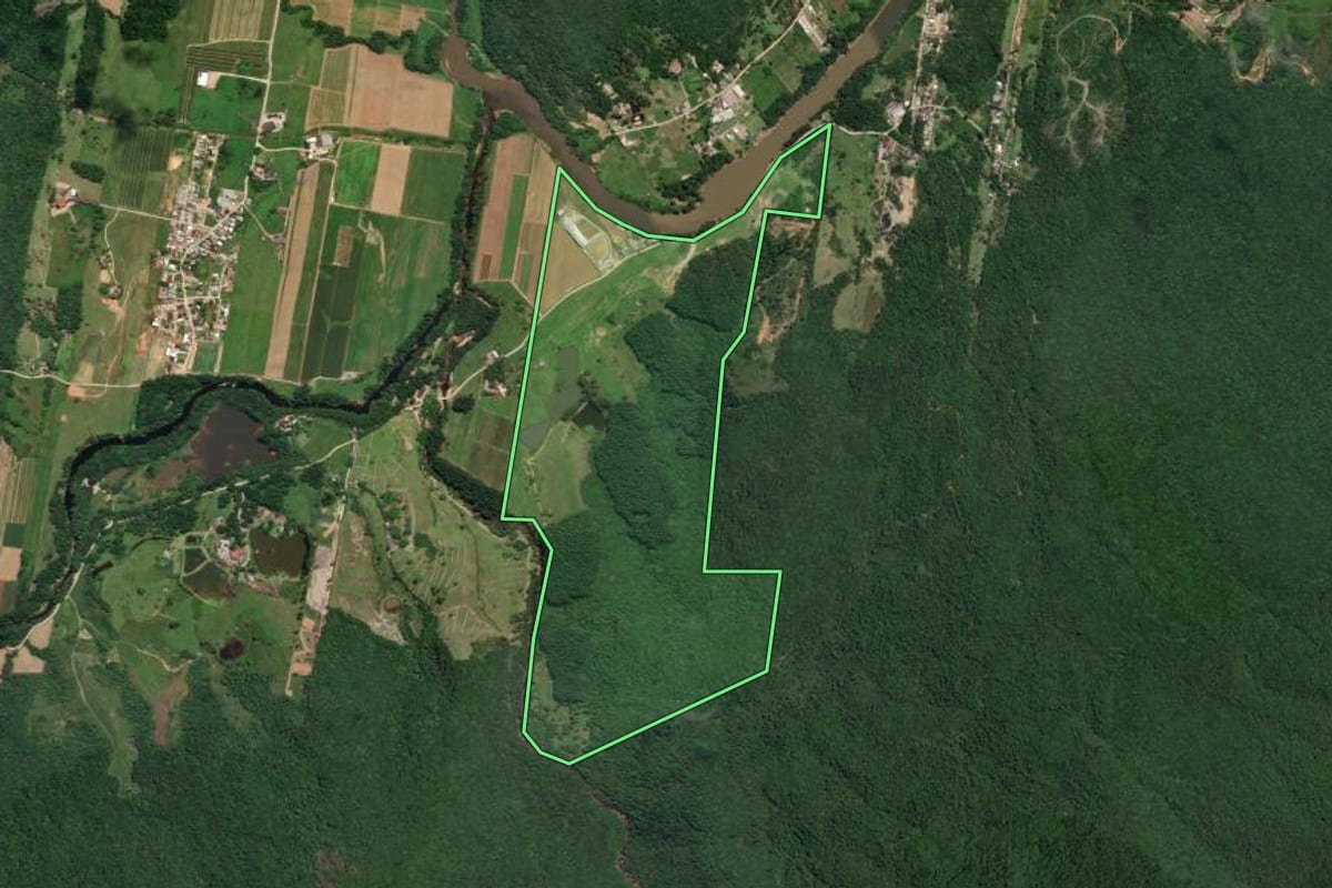 Imagem de satélite do imóvel rural em Palhoça (SC), com o contorno declarado no CAR desenhado por cima.