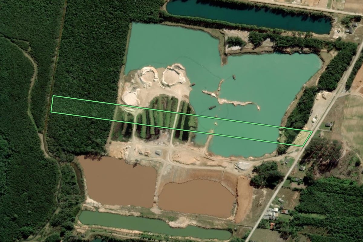 Imagem de satélite do imóvel rural em Palhoça (SC), com o contorno declarado no CAR desenhado por cima.