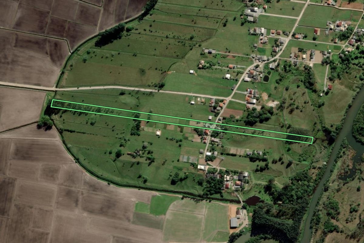Imagem de satélite do imóvel rural em Palhoça (SC), com o contorno declarado no CAR desenhado por cima.
