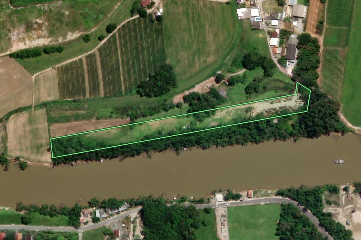 Imagem de satélite do imóvel rural em Palhoça (SC), com o contorno declarado no CAR desenhado por cima.