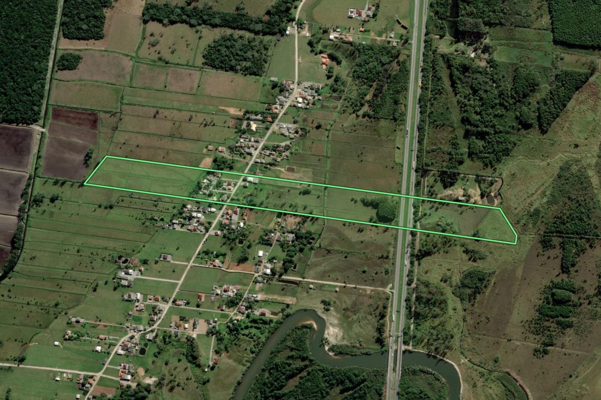 Imagem de satélite do imóvel rural em Palhoça (SC), com o contorno declarado no CAR desenhado por cima.