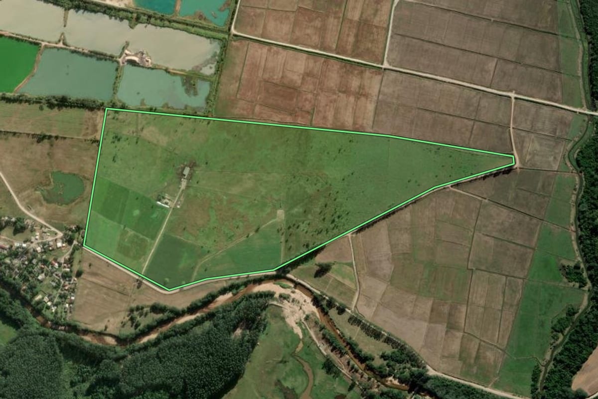 Imagem de satélite do imóvel rural em Palhoça (SC), com o contorno declarado no CAR desenhado por cima.