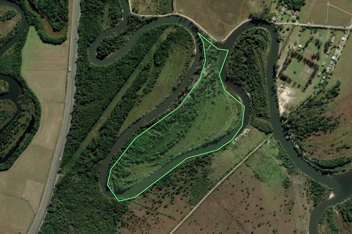 Imagem de satélite do imóvel rural em Palhoça (SC), com o contorno declarado no CAR desenhado por cima.