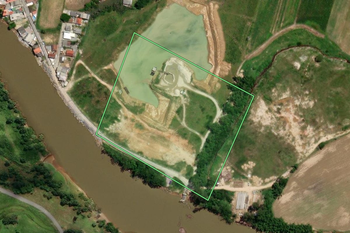 Imagem de satélite do imóvel rural em Palhoça (SC), com o contorno declarado no CAR desenhado por cima.
