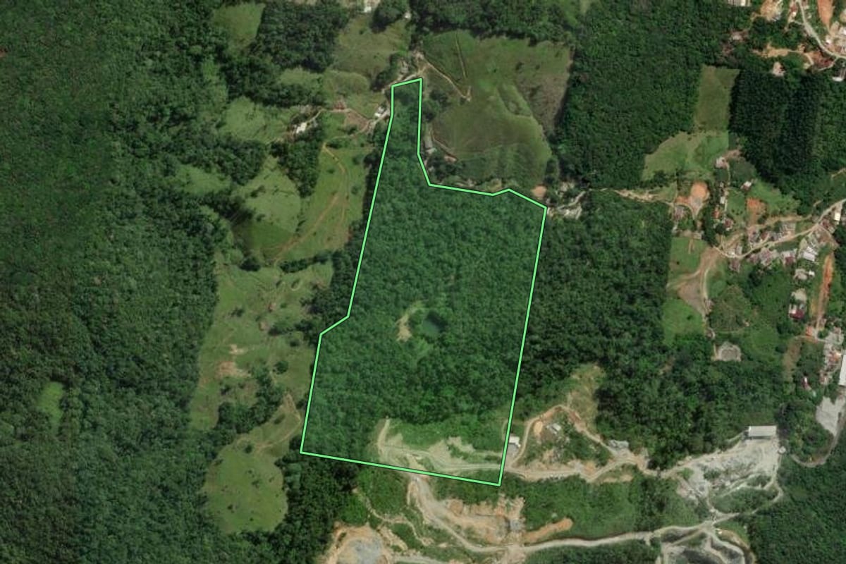 Imagem de satélite do imóvel rural em Palhoça (SC), com o contorno declarado no CAR desenhado por cima.