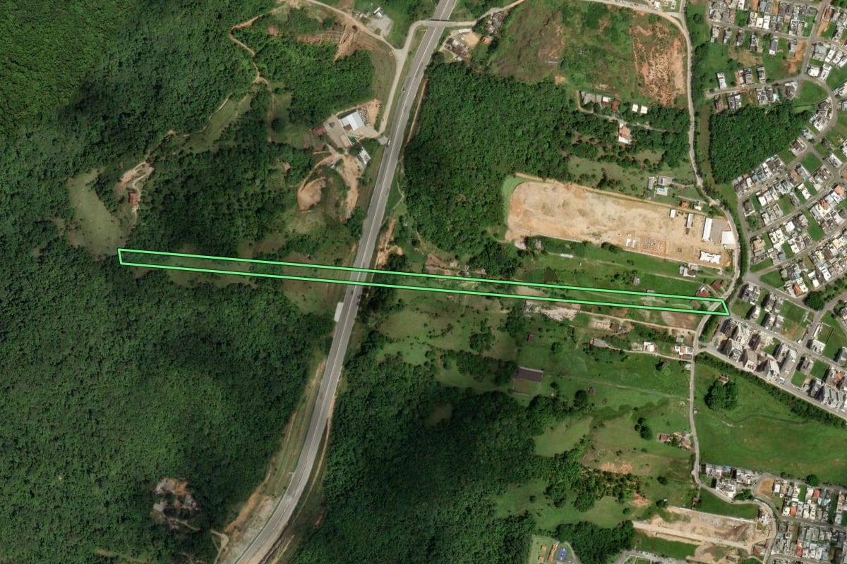 Imagem de satélite do imóvel rural em Palhoça (SC), com o contorno declarado no CAR desenhado por cima.