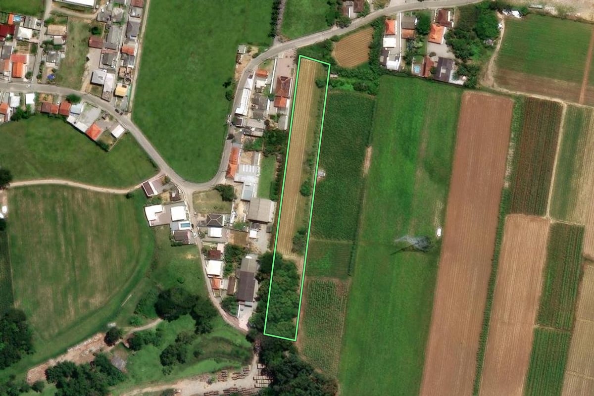 Imagem de satélite do imóvel rural em Palhoça (SC), com o contorno declarado no CAR desenhado por cima.