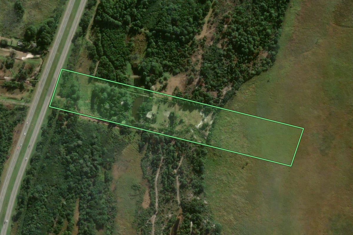 Imagem de satélite do imóvel rural em Palhoça (SC), com o contorno declarado no CAR desenhado por cima.