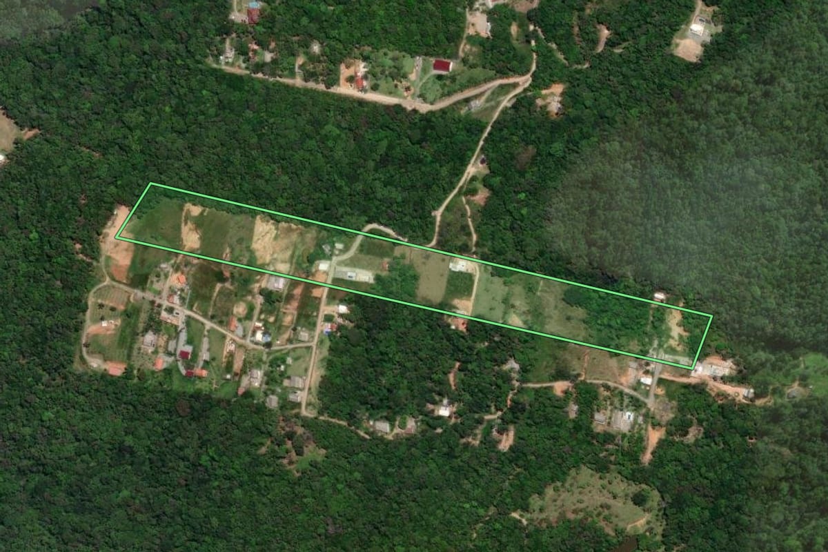 Imagem de satélite do imóvel rural em Palhoça (SC), com o contorno declarado no CAR desenhado por cima.