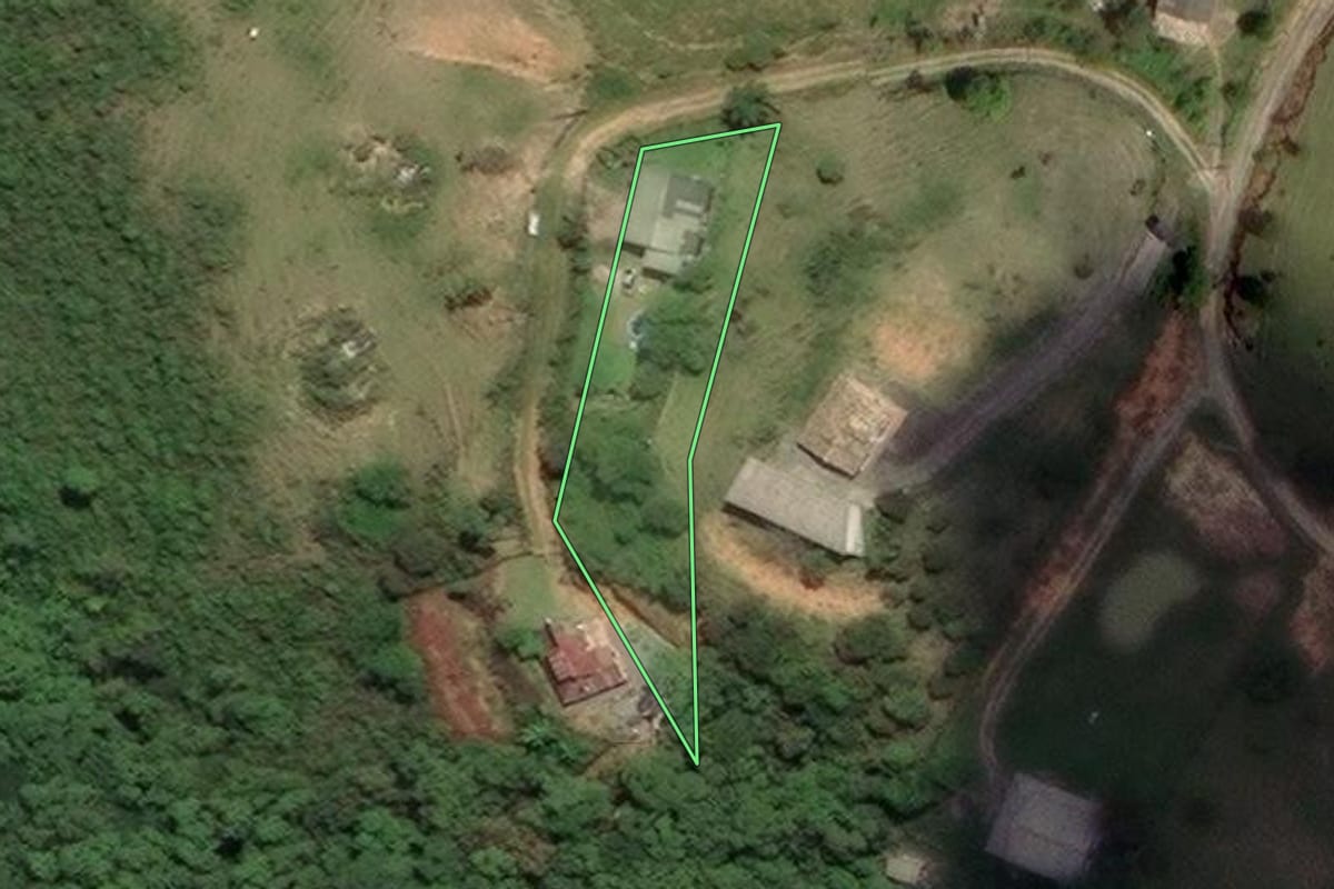 Imagem de satélite do imóvel rural em Palhoça (SC), com o contorno declarado no CAR desenhado por cima.