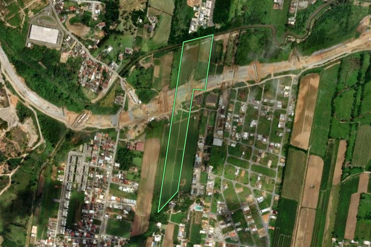 Imagem de satélite do imóvel rural em Palhoça (SC), com o contorno declarado no CAR desenhado por cima.