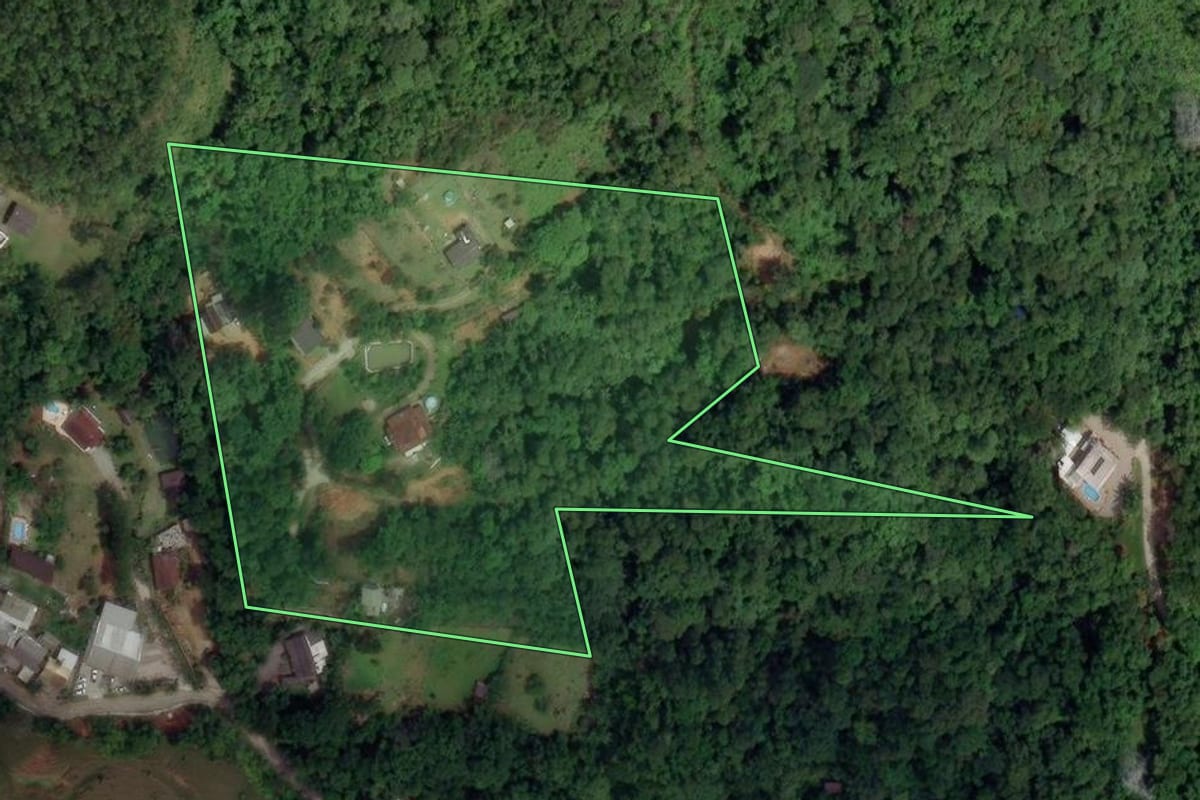 Imagem de satélite do imóvel rural em Palhoça (SC), com o contorno declarado no CAR desenhado por cima.
