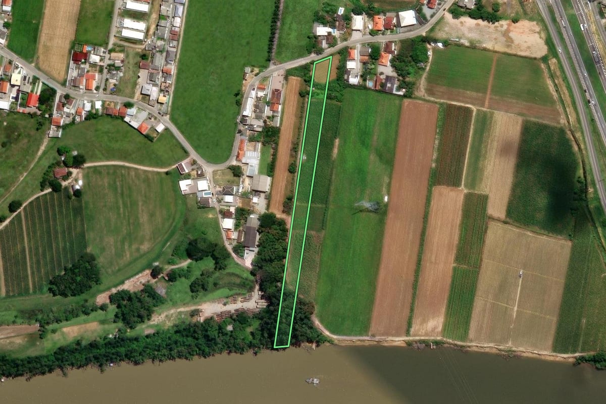 Imagem de satélite do imóvel rural em Palhoça (SC), com o contorno declarado no CAR desenhado por cima.