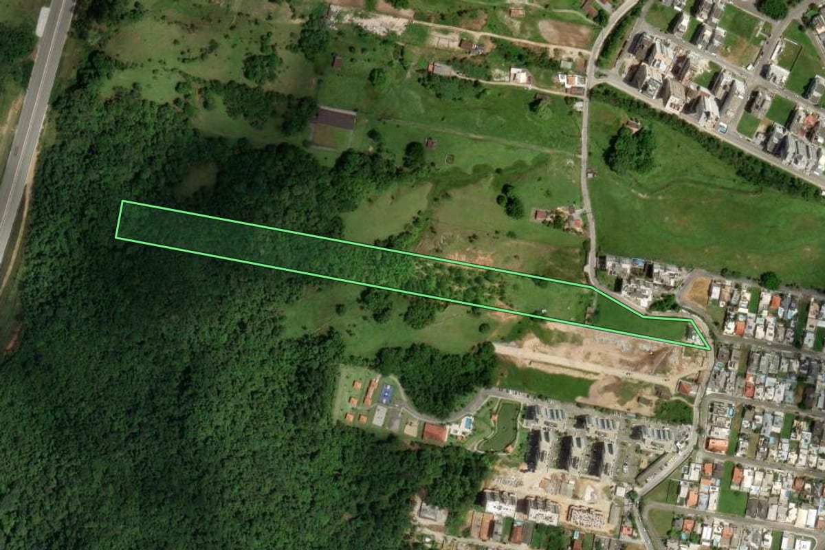 Imagem de satélite do imóvel rural em Palhoça (SC), com o contorno declarado no CAR desenhado por cima.