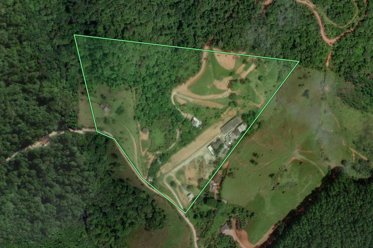 Imagem de satélite do imóvel rural em Palhoça (SC), com o contorno declarado no CAR desenhado por cima.