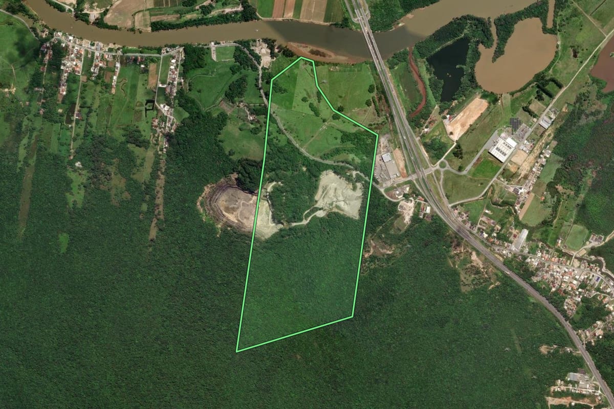 Imagem de satélite do imóvel rural em Palhoça (SC), com o contorno declarado no CAR desenhado por cima.