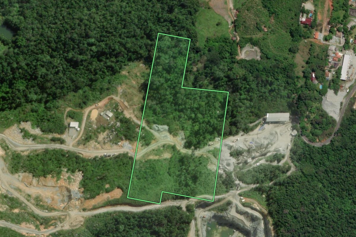 Imagem de satélite do imóvel rural em Palhoça (SC), com o contorno declarado no CAR desenhado por cima.