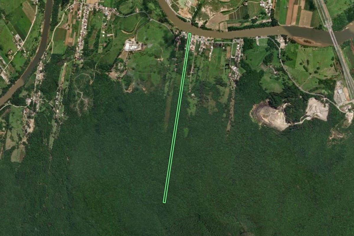 Imagem de satélite do imóvel rural em Palhoça (SC), com o contorno declarado no CAR desenhado por cima.