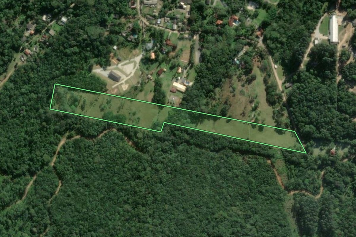 Imagem de satélite do imóvel rural em Palhoça (SC), com o contorno declarado no CAR desenhado por cima.