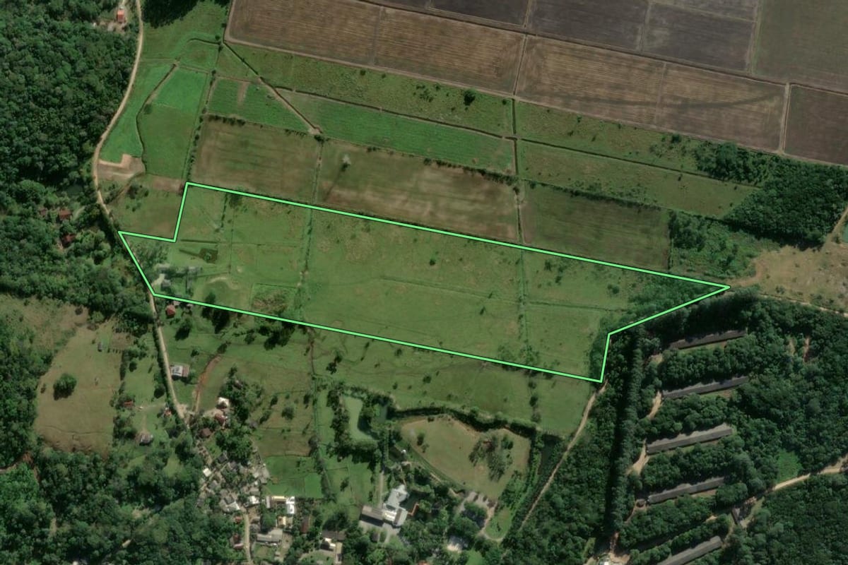 Imagem de satélite do imóvel rural em Palhoça (SC), com o contorno declarado no CAR desenhado por cima.