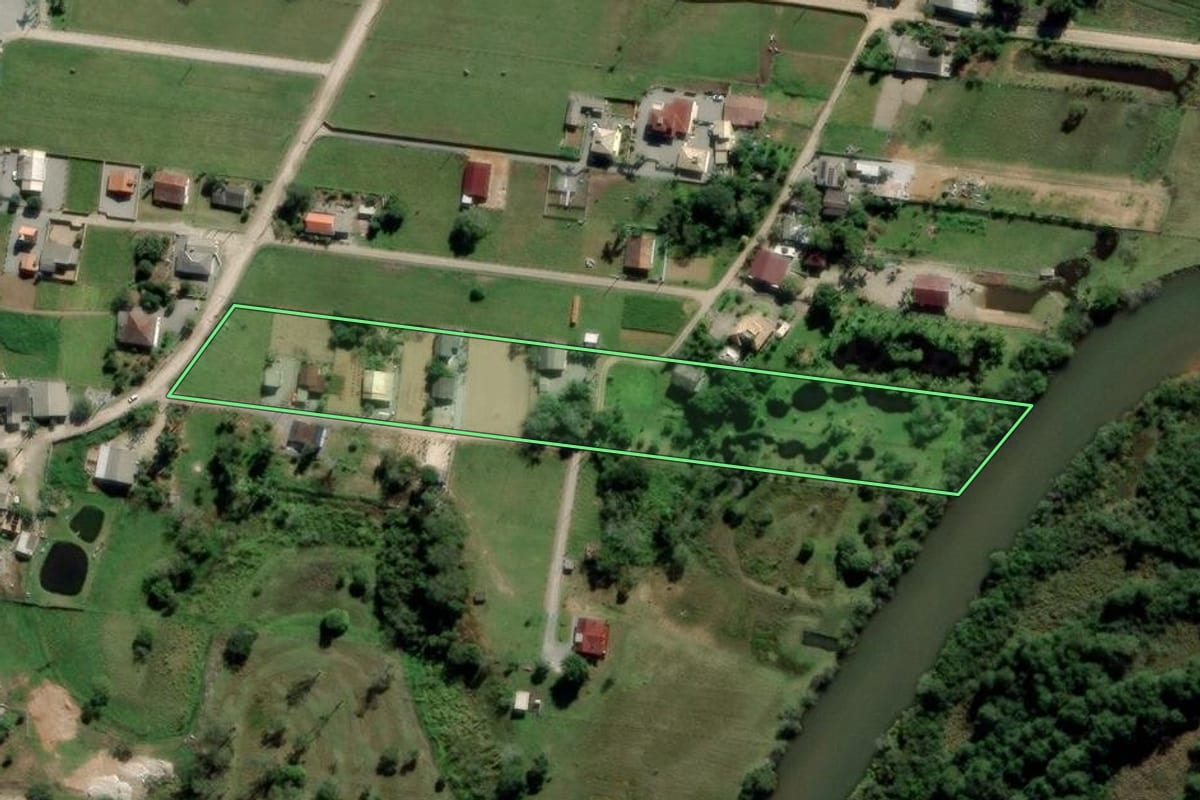 Imagem de satélite do imóvel rural em Palhoça (SC), com o contorno declarado no CAR desenhado por cima.