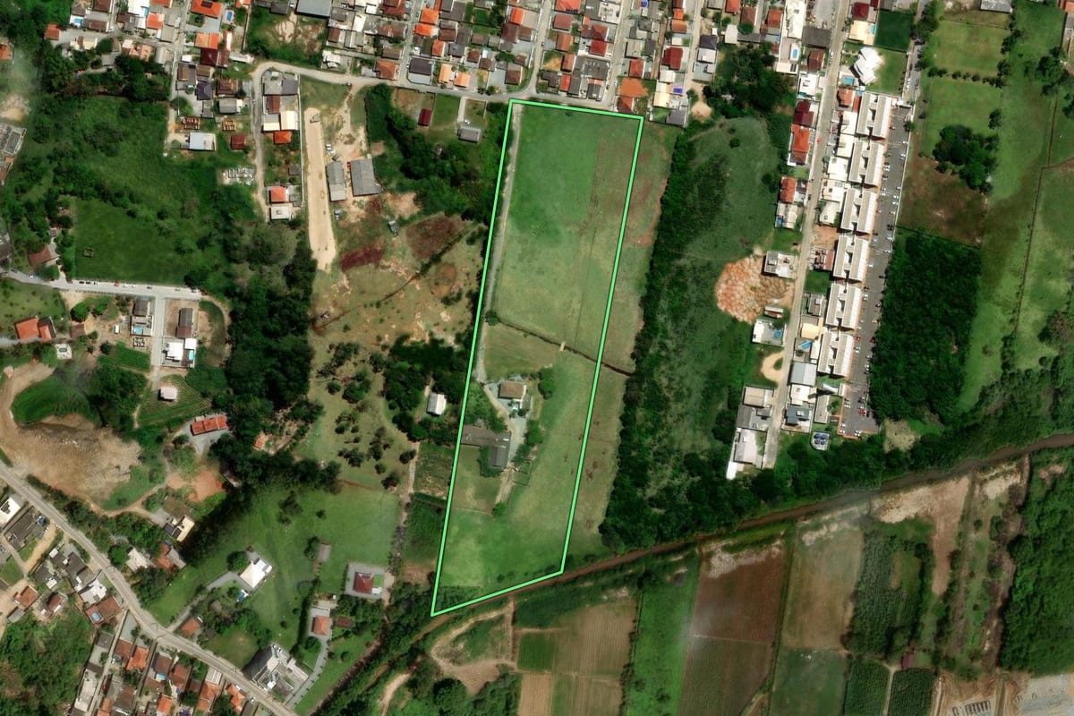 Imagem de satélite do imóvel rural em Palhoça (SC), com o contorno declarado no CAR desenhado por cima.
