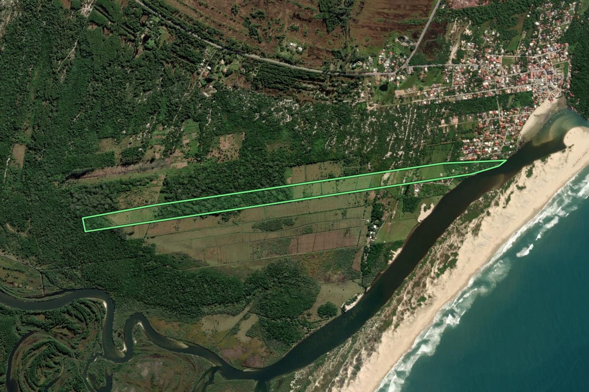 Imagem de satélite do imóvel rural em Palhoça (SC), com o contorno declarado no CAR desenhado por cima.